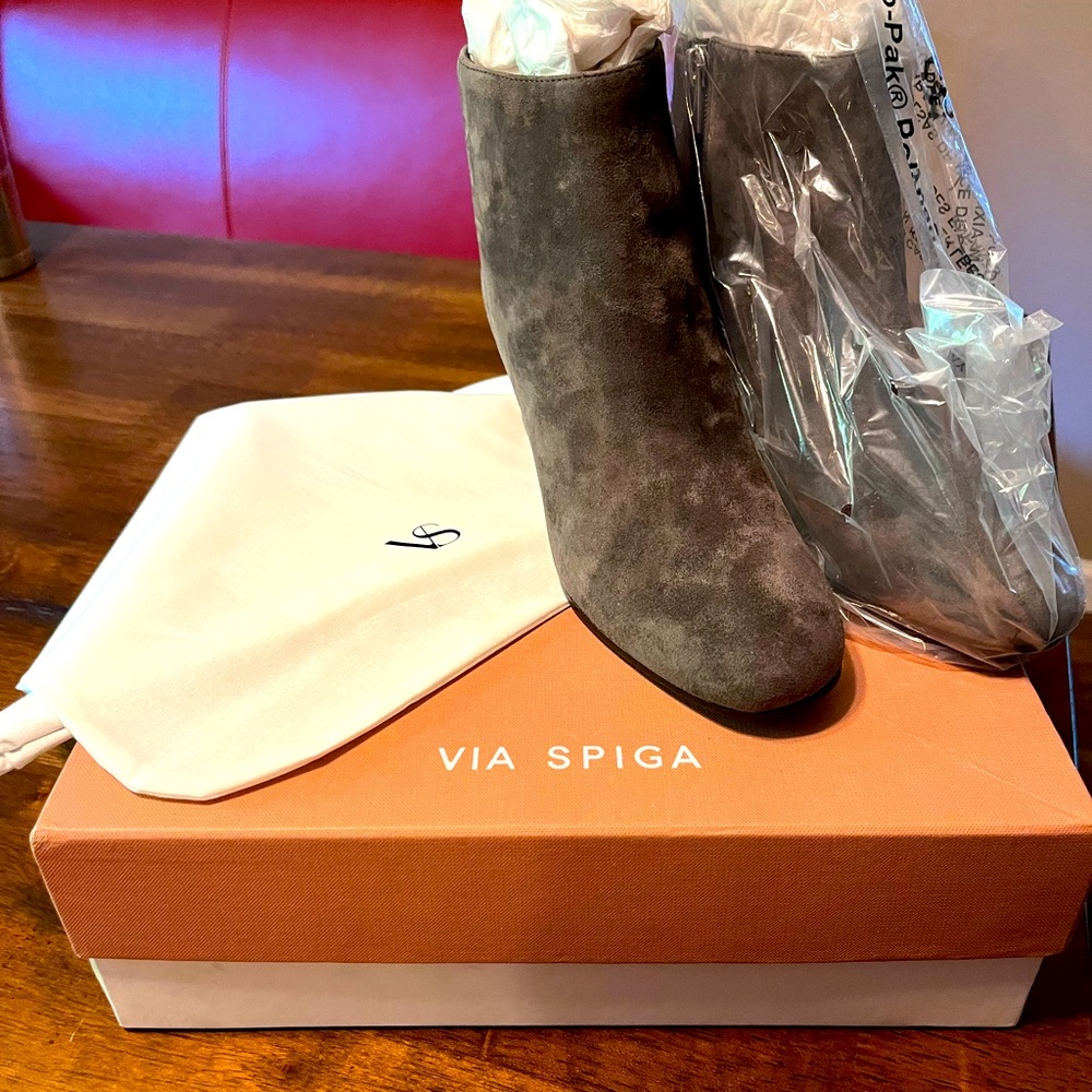 New via spiga Maury grey suede booties size 6.5
